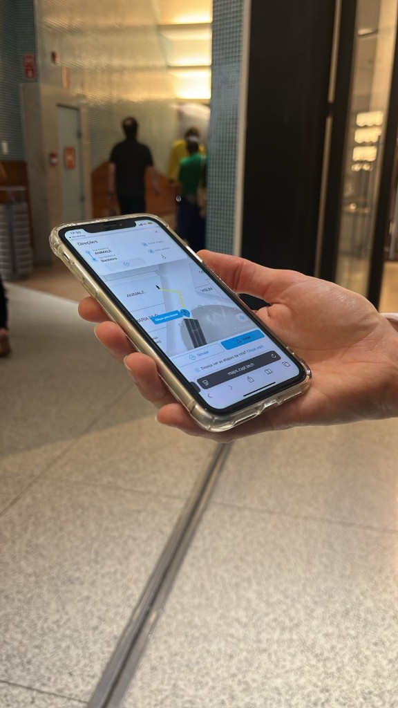Visitante com rota indoor no celular