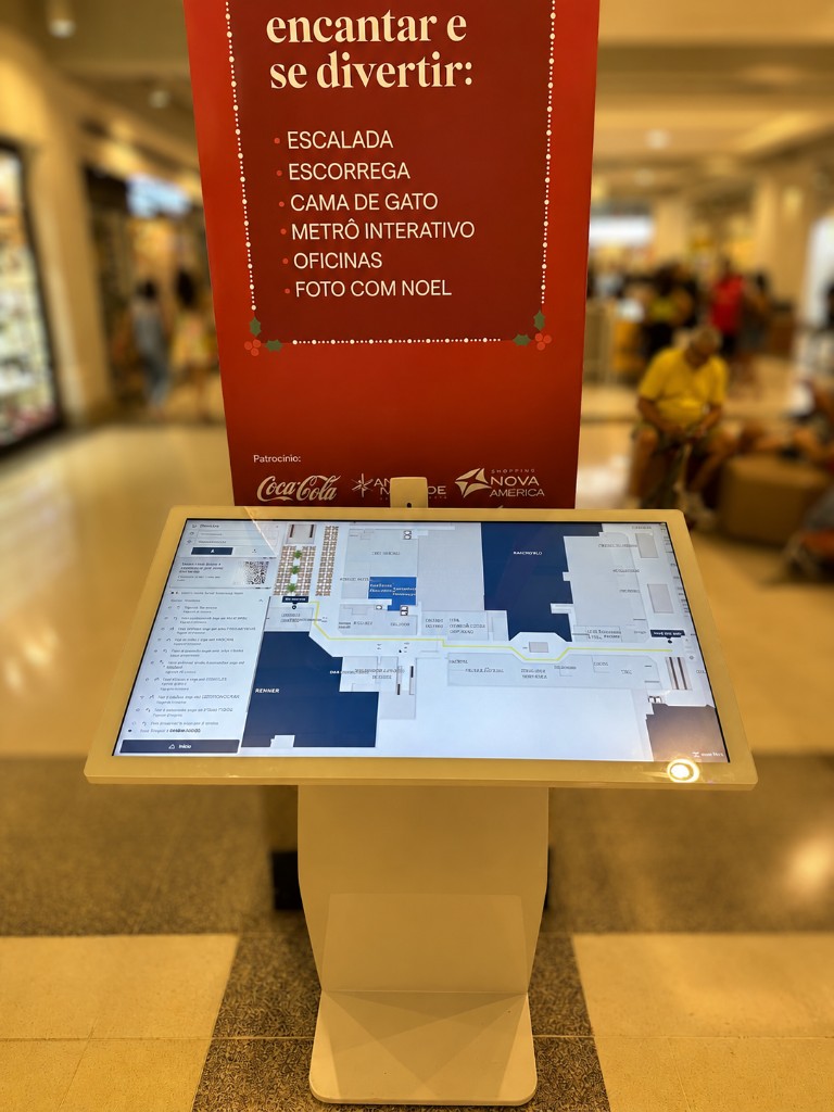 Totem interativo com mapa e campanha de marketing