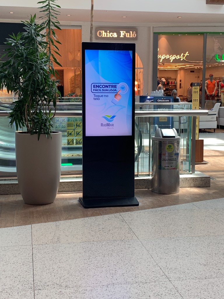 Totem digital com tela de boas-vindas no shopping